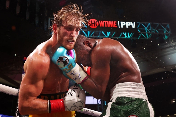 Chùm ảnh: Logan Paul trụ vững sau 8 hiệp trong trận đấu biểu diễn cùng Floyd Mayweather - Ảnh 7.