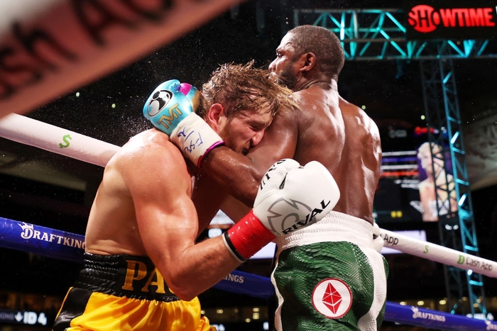 Sau một tháng xa nhau, Floyd Mayweather "đoàn tụ" cùng cô bạn gái nóng bỏng ngay sau trận gặp Logan Paul - Ảnh 2.