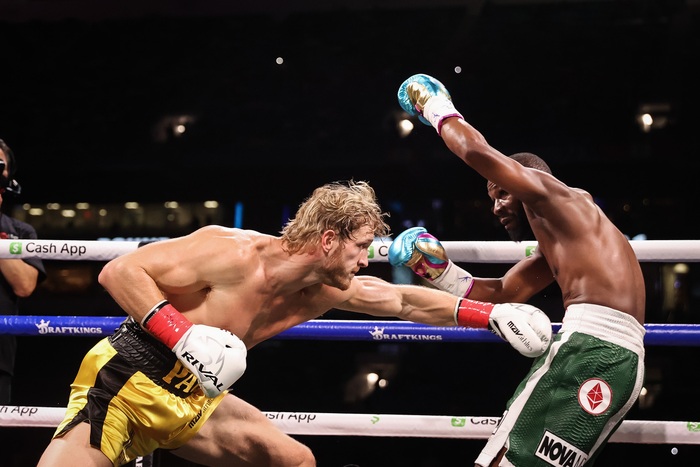 Chùm ảnh: Logan Paul trụ vững sau 8 hiệp trong trận đấu biểu diễn cùng Floyd Mayweather - Ảnh 2.