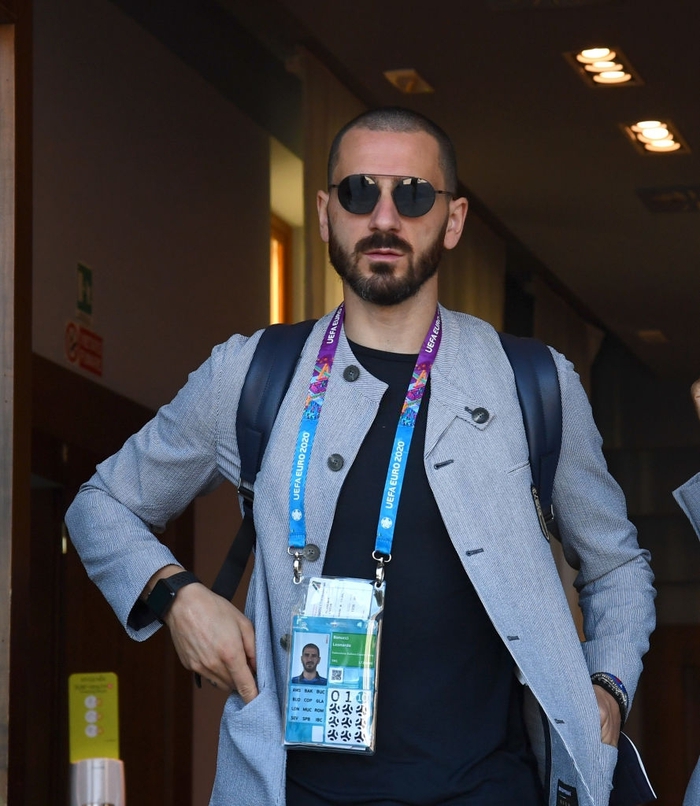 Spinazzola chống nạng đi cổ vũ đồng đội tuyển Ý - Ảnh 6.