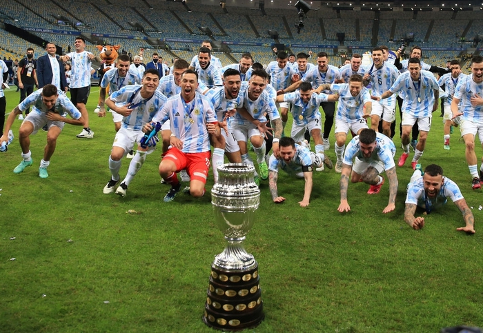 Ảnh: Messi nhận cú đúp danh hiệu cá nhân, Argentina nâng cao chiếc cúp Copa America sau 28 năm chờ đợi - Ảnh 11.