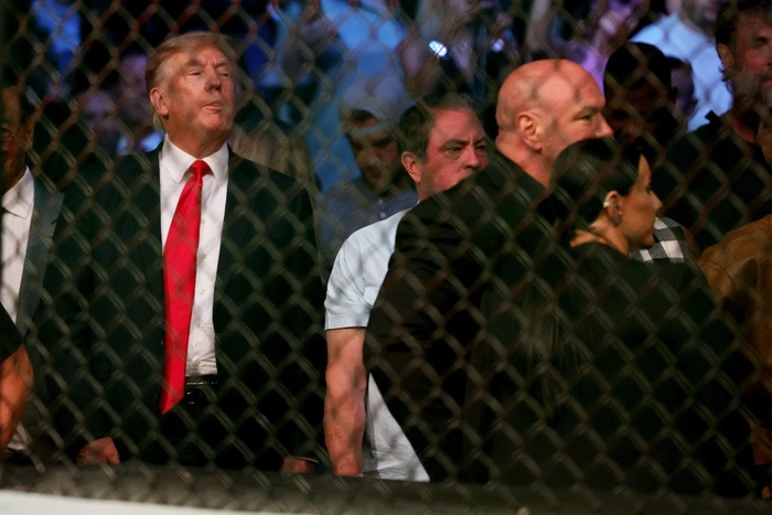 Ông Donald Trump cùng dàn khách mời VIP tới dự khán sự kiện UFC 264 - Ảnh 2.