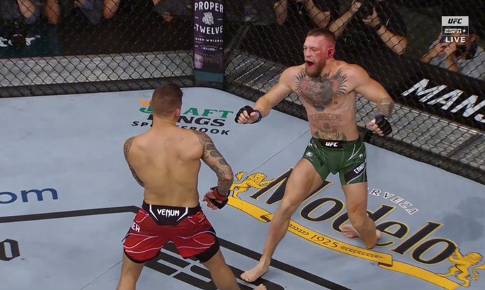 McGregor gãy gập chân, nhận thất bại trong trận trilogy với Poirier - Ảnh 2.