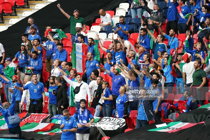 Fan cuồng tuyển Anh đánh nhau tại sân Wembley trước trận chung kết Euro 2020 - Ảnh 12.