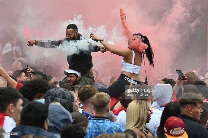 Fan cuồng tuyển Anh đánh nhau tại sân Wembley trước trận chung kết Euro 2020 - Ảnh 6.