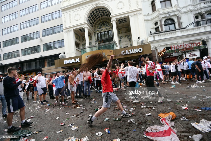 Fan cuồng tuyển Anh đánh nhau tại sân Wembley trước trận chung kết Euro 2020 - Ảnh 4.