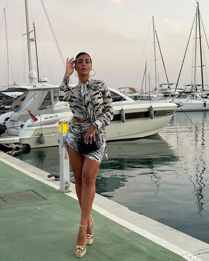 Không lâu sau khi tình tứ cùng Ronaldo trên du thuyền, Georgina bất ngờ đổ bộ LHP Cannes, chiếc nhẫn "to bự" trên tay gây chú ý  - Ảnh 1.