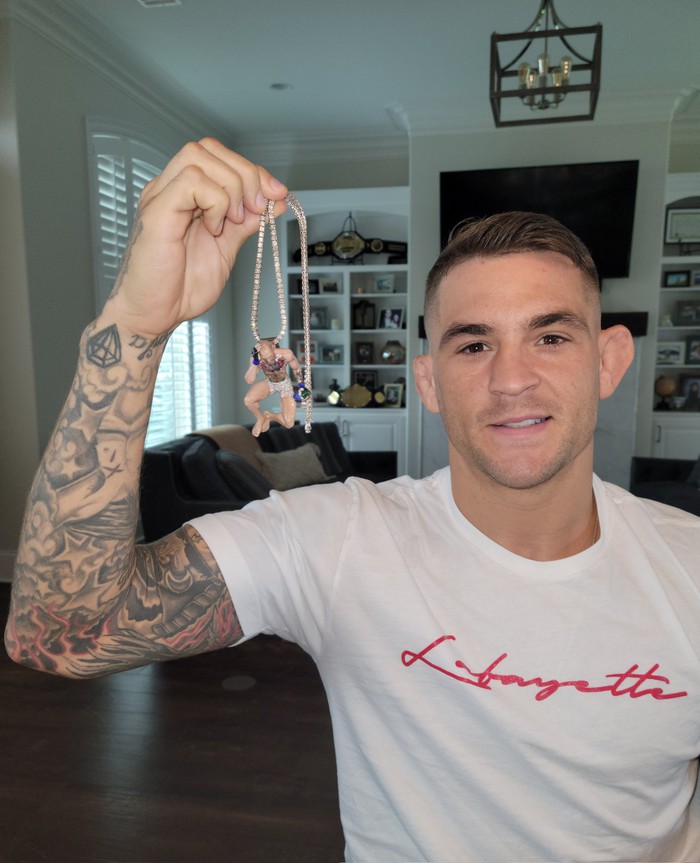 Nhận được dây chuyền "McGregor ngủ" trị giá 2,3 tỷ từ Jake Paul, Dustin Poirier quyết định đem bán đấu giá - Ảnh 1.