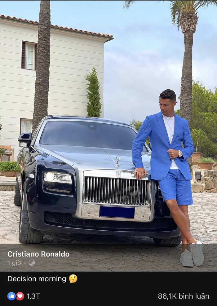 Ronaldo gây sốt MXH với bức ảnh lịch lãm bên cạnh siêu xe Rolls-Royce Ghost - Ảnh 1.