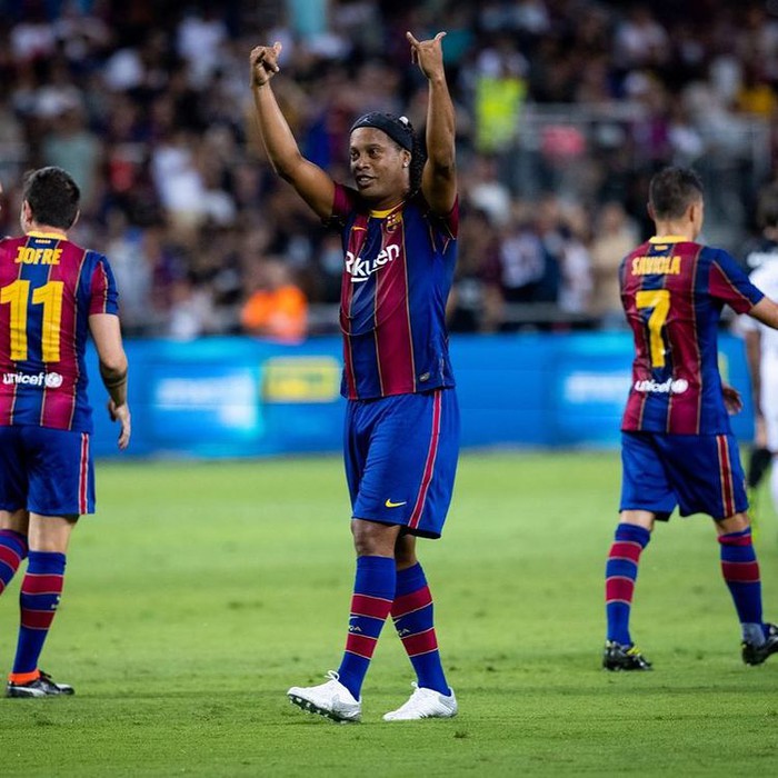 Giao hữu huyền thoại Barcelona 2-3 huyền thoại Real Madrid: Ronaldinho, Rivaldo tạo "mưa bàn thắng" - Ảnh 2.