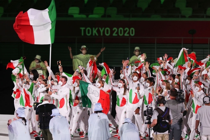 Top 10 trang phục ấn tượng nhất tại lễ khai mạc Olympic Tokyo 2020 - Ảnh 1.