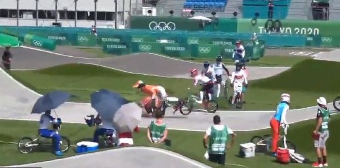 VĐV đua xe đạp tông vào một thành viên của ban tổ chức Olympic Tokyo - Ảnh 2.