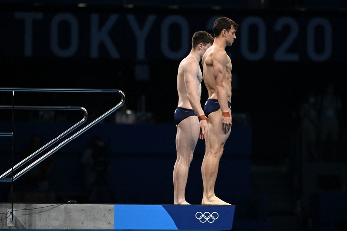 Hai VĐV của Vương quốc Anh giành HCV Olympic môn nhảy cầu sau chiến thắng nghẹt thở trước bộ đôi đến từ Trung Quốc - Ảnh 2.