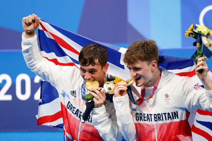 Ban tổ chức Olympic đưa ra lời nhắc nhở hài hước khi thấy các VĐV liên tục cắn vào tấm huy chương - Ảnh 3.
