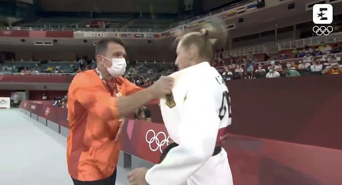 Liên đoàn Judo quốc tế cảnh cáo vị HLV tát học trò tại Olympic, khẳng định đây là hành vi "không thể dung thứ" - Ảnh 2.