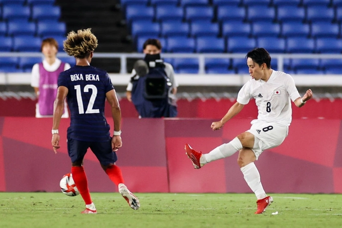 Koji Miyoshi nâng tỉ số lên 3-0 cho Olympic Nhật bản