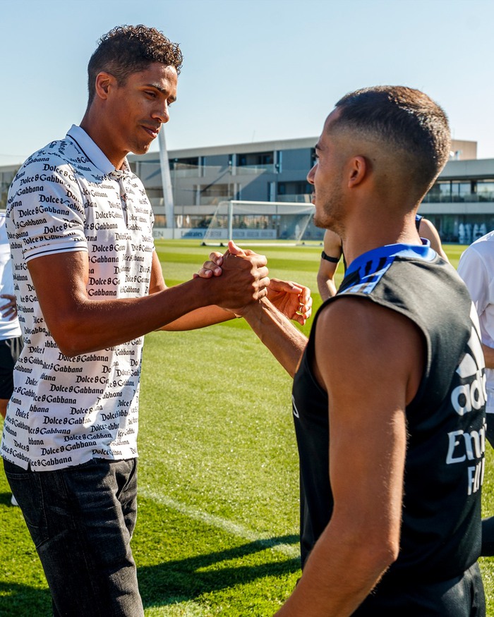 Buổi lễ chia tay giàu cảm xúc của Varane với Real Madrid - Ảnh 8.