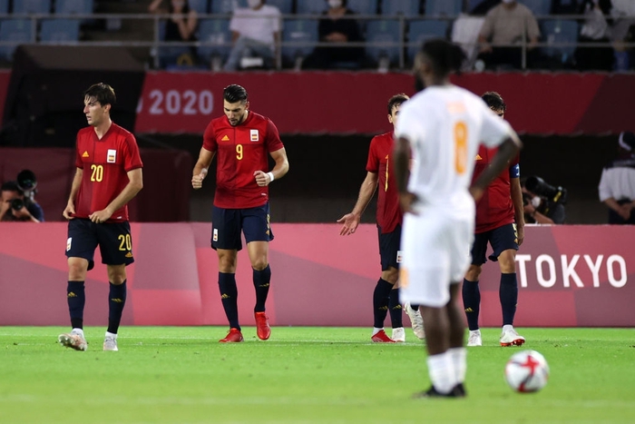 Cá nhân tỏa sáng, Olympic Tây Ban Nha giành vé vào bán kết sau 120 phút rượt đuổi tỷ số hấp dẫn - Ảnh 13.