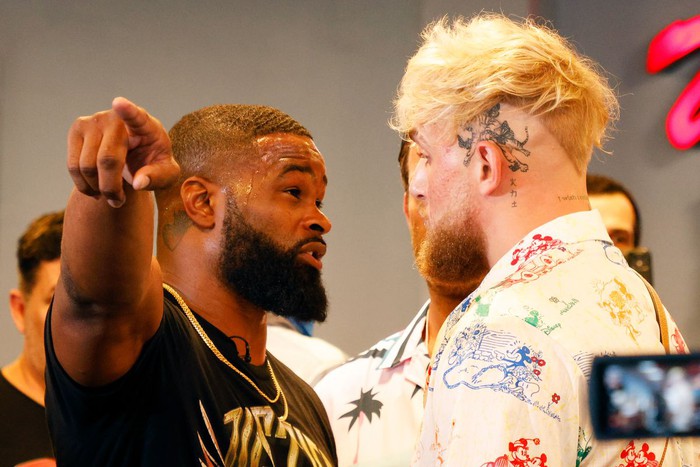 Jake Paul dửng dưng khi thấy Floyd Mayweather giúp sức cho Tyron Woodley, lấy trận đấu của anh trai ra "cà khịa" - Ảnh 3.