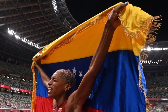 VĐV nhảy xa Venezuela bật khóc vì phá kỷ lục thế giới - Ảnh 1.