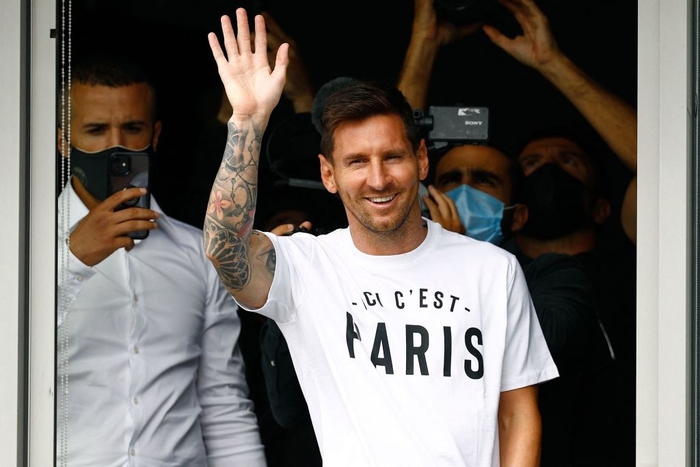 CHÍNH THỨC: Messi đặt chân tới Paris, nở nụ cười tươi tắn vẫy chào CĐV - Ảnh 1.