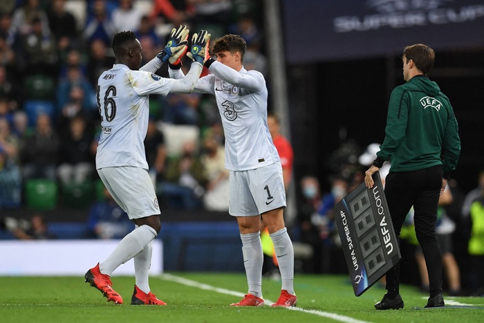 Cầu thủ Chelsea tung hô thủ môn Kepa sau khi giành danh hiệu Siêu cúp Châu Âu - Ảnh 1.