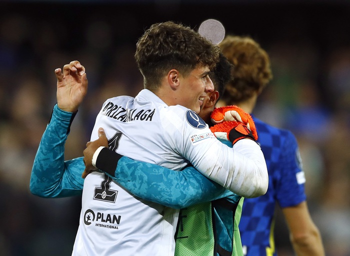 Cầu thủ Chelsea tung hô thủ môn Kepa sau khi giành danh hiệu Siêu cúp Châu Âu - Ảnh 4.