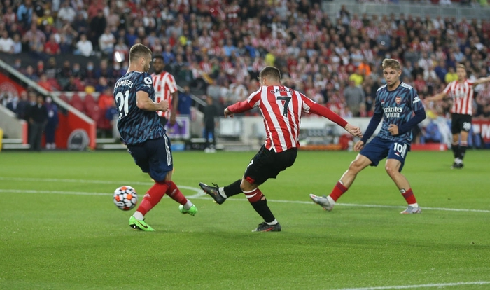 Calum Chambers (21) chơi không tốt và để cho Sergi Canos (7) dứt điểm mở tỉ số cho Brentford