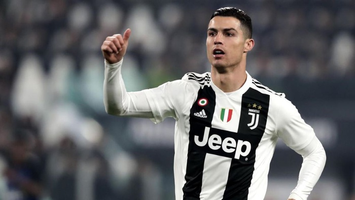 Ronaldo liên tục khoe cặp giò "căng đét" trước thềm mùa giải mới - Ảnh 4.