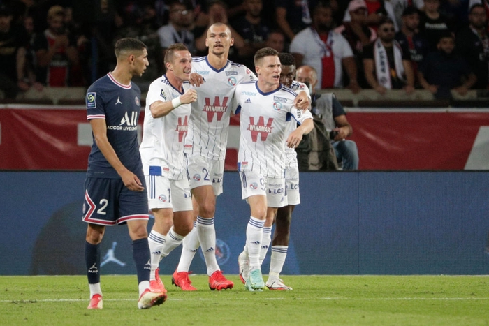 Ludovic Ajorque (áo trắng, giữa) thắp lên hy vọng với bàn thắng 2-3 cho Strasbourg