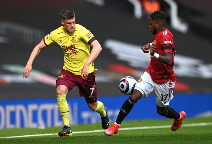 Lingard, Maguire tỏa sáng, Sancho đá chính, MU thắng Burnley trong trận cầu không có Varane - Ảnh 2.