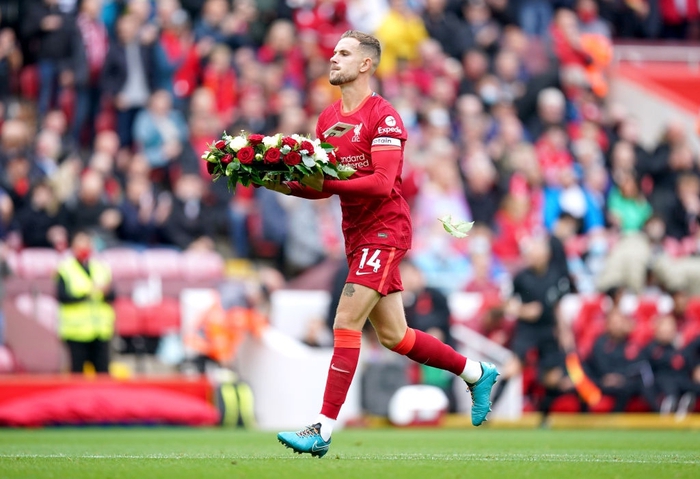 Đội trưởng Jordan Henderson với vòng hoa tưởng niệm Andrew Devine, nạn nhân thứ 97 của thảm họa Hillsborough