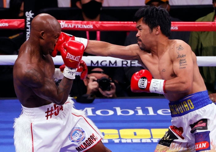 Trực tiếp Manny Pacquiao vs Yordenis Ugas: Thế trận đôi công hấp dẫn - Ảnh 2.