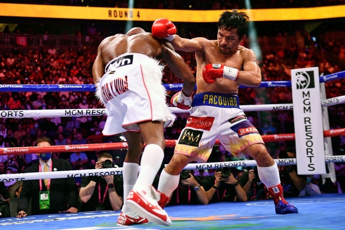 Manny Pacquiao thất bại trước nhà vô địch WBA Yordenis Ugas trong ngày tái xuất làng boxing ở tuổi 42 - Ảnh 2.