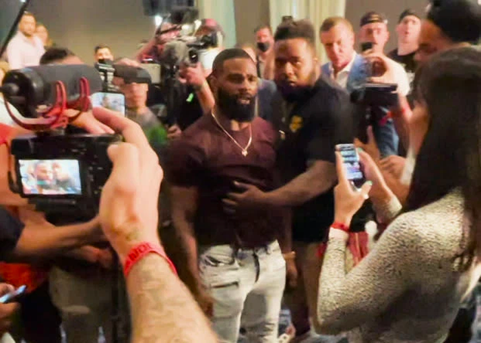 Hỗn loạn tại buổi họp báo giữa Tyron Woodley và Jake Paul sau khi mẹ của nhà cựu vô địch UFC bất ngờ bị réo tên - Ảnh 3.