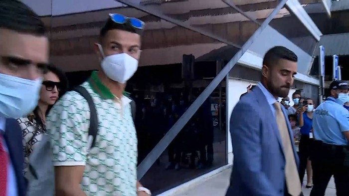 Ronaldo "giả" xuất hiện tại dinh thự của CR7 ở Bồ Đào Nha - Ảnh 2.