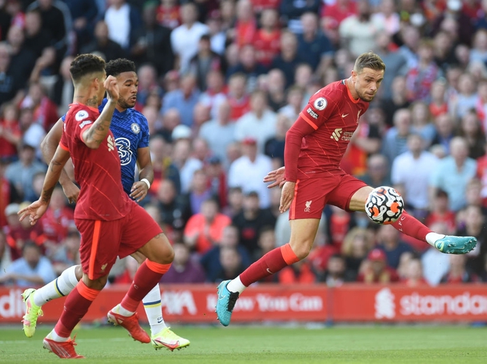 Jordan Henderson bỏ lỡ cơ hội mười mươi cho Liverpool