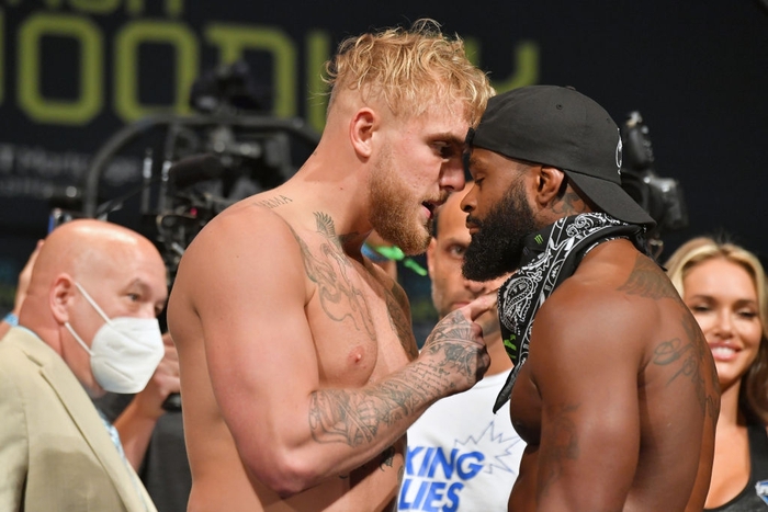 Jake Paul thất bại khi dùng chiêu "cướp chiếc mũ" tại buổi cân trọng lượng với Tyron Woodley - Ảnh 1.