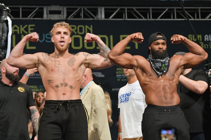 Jake Paul thất bại khi dùng chiêu "cướp chiếc mũ" tại buổi cân trọng lượng với Tyron Woodley - Ảnh 2.