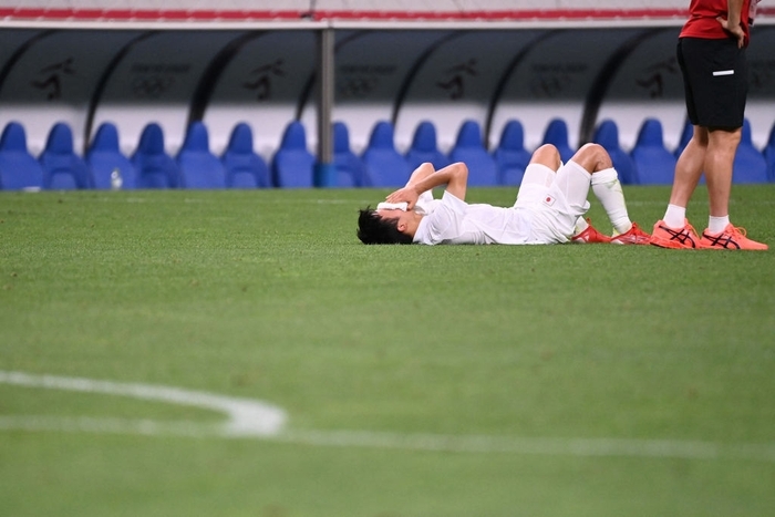 "Messi Nhật Bản" gục khóc như mưa sau thất bại ở trận tranh HCĐ Olympic 2020 - Ảnh 2.