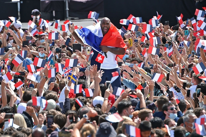 Ảnh: Pháp đón đăng cai Olympic 2024 hoành tráng trước Tháp Eiffel - Ảnh 2.