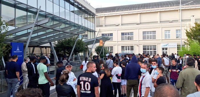 Hàng trăm fan PSG "việt vị" nặng vì Messi - Ảnh 2.