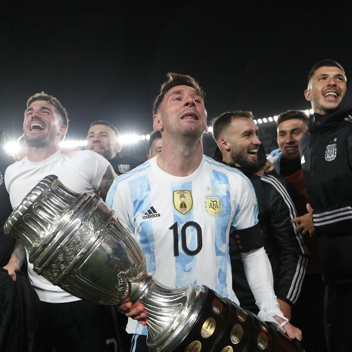 Messi nhòa lệ khi được ăn mừng vô địch Copa America với CĐV Argentina - Ảnh 4.