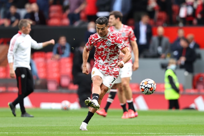 Màn khởi động của Ronaldo tại Old Trafford dưới sự chứng kiến của hàng vạn khán giả - Ảnh 6.