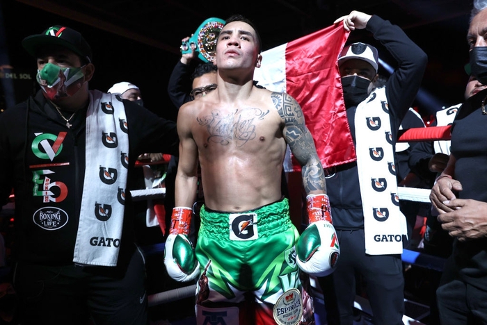 Oscar Valdez bảo vệ thành công đai thế giới sau chiến thắng đầy tranh cãi - Ảnh 2.