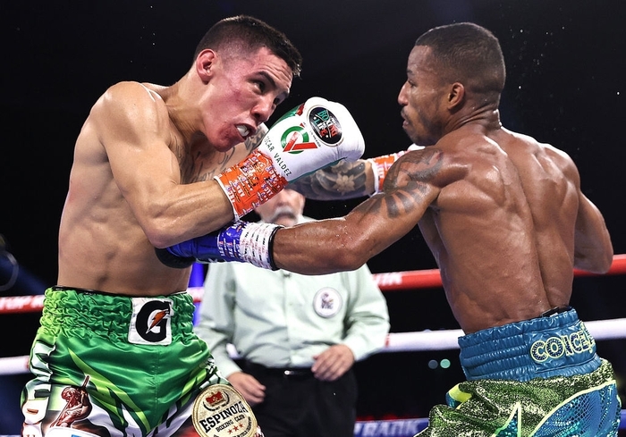 Oscar Valdez bảo vệ thành công đai thế giới sau chiến thắng đầy tranh cãi - Ảnh 5.