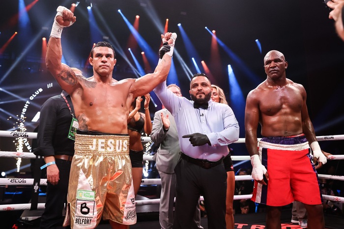 Evander Holyfield tuyên bố "vẫn ổn" sau thất bại trước Vitor Belfort, bất bình trước quyết định dừng của trọng tài - Ảnh 4.