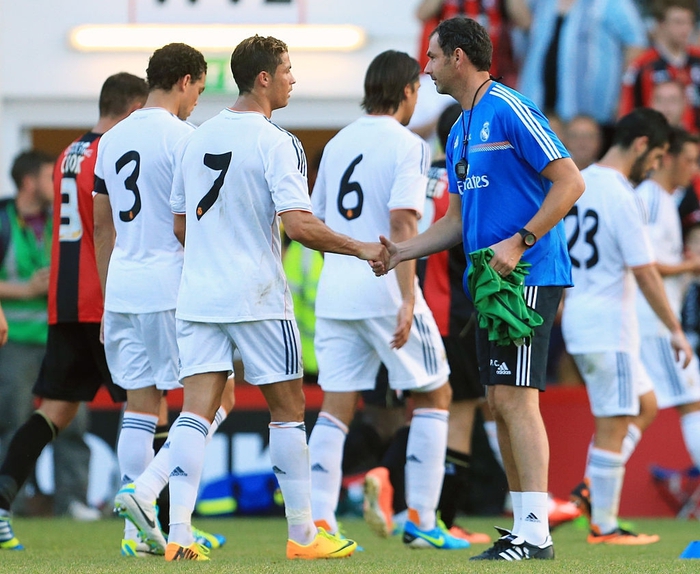 Paul Clement (áo xanh) luôn có mặt để tâm sự với Ronaldo