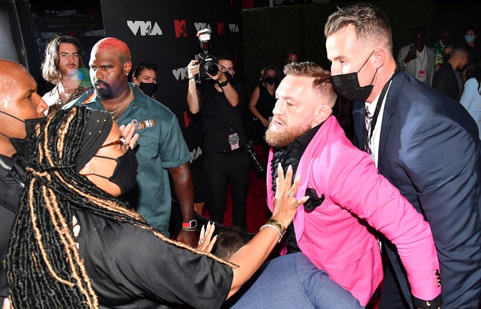 Conor McGregor xô xát với rapper Machine Gun Kelly sau khi bị từ chối chụp ảnh cùng - Ảnh 2.