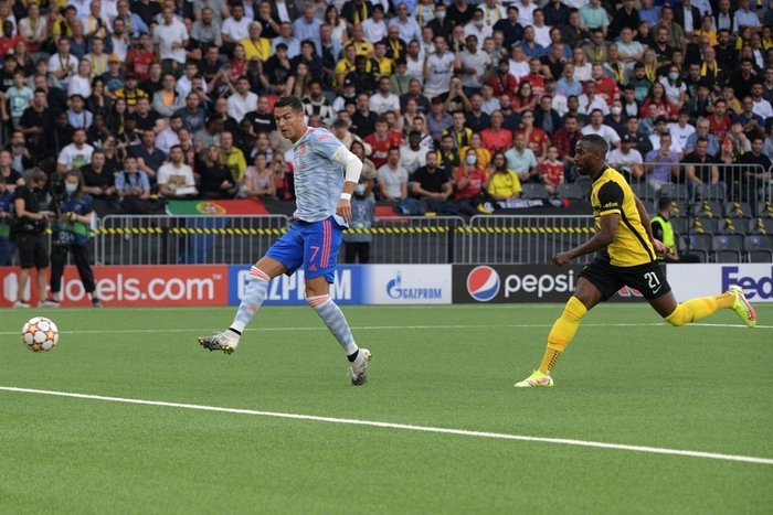 Ronaldo ghi bàn trong trận ra mắt MU tại Champions League - Ảnh 1.